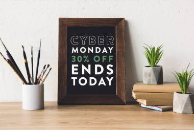 相框和桌上的書(shū)