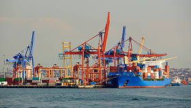 货物海运港口。海上货物起重机。海.集装箱船