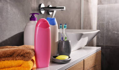 在浴室的塑料瓶身体护理和美容产