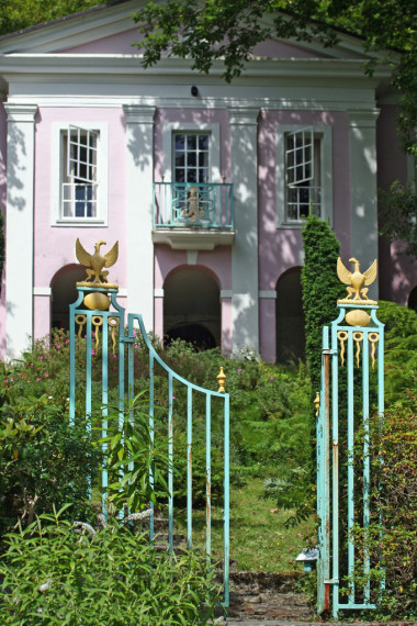 一个粉红色的房子