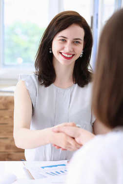 商业妇女和妇女握手图片 商业妇女和妇女握手图片