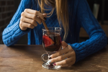 婦女與熱的酒圖片