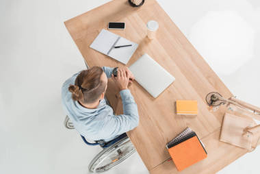 看手表的残疾商人图片