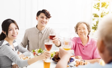 幸福的家庭，一起吃晚飯