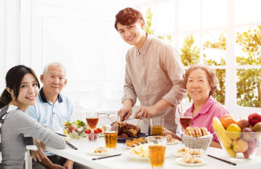 幸福的家庭，一起吃晚飯圖片