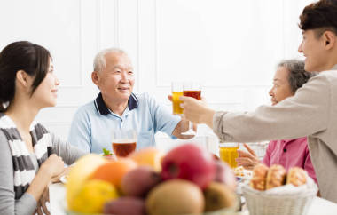 幸福的家庭，一起吃晚飯