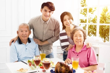 幸福的家庭，一起吃晚飯