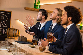 酒吧里的生意人喝啤酒
