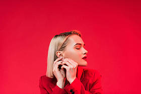 金发时髦的女孩 图片