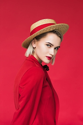 穿红夹克和草帽的女孩图片