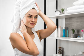 微笑着用毛巾擦头上的女人图片