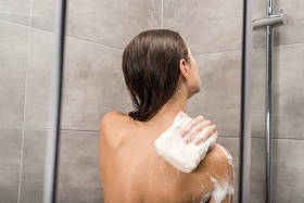 女孩洗涤的肩膀图片