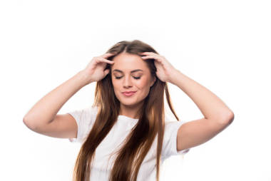 抚摸头发的女孩图片