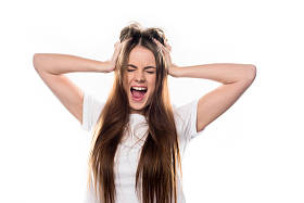 女孩尖叫和触碰的头用手图片