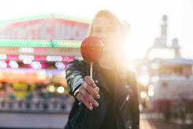 大红色糖棒糖的女人