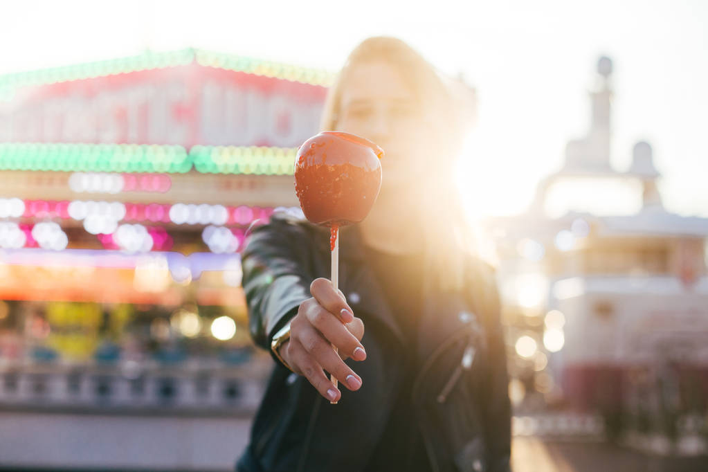 大红色糖棒糖的女人 大红色糖棒糖的女人