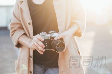 拿照相機的時髦女人