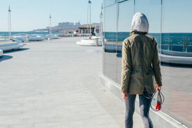 運(yùn)動女孩在一個敞篷漫步沿海岸
