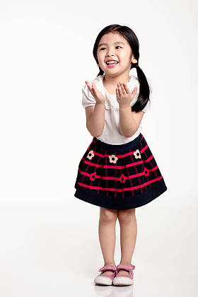 亚洲女孩试图用手捂脸的画室肖像