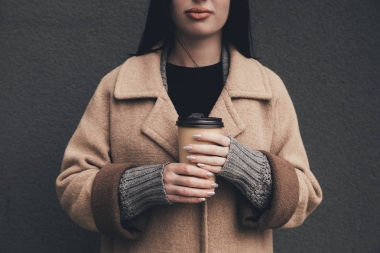一次性杯咖啡的女人圖片