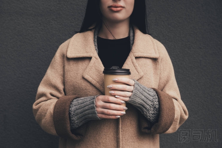 一次性杯咖啡的女人圖片