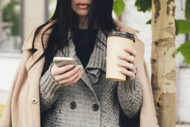 智能手机和咖啡的女人照片