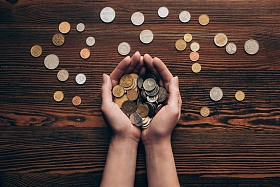 女手与硬币照片