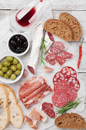 意大利香肠, 火腿, 香肠, 熏火腿和葡萄酒