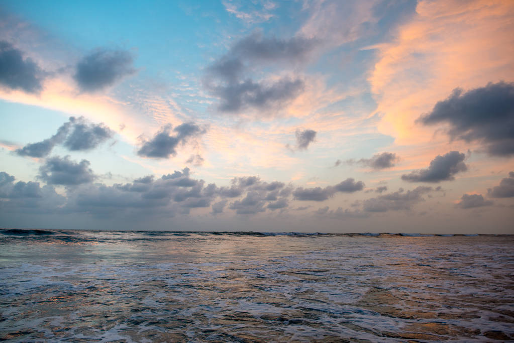 海上的夕阳的天空
