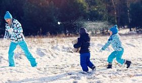 孩子们向母亲扔雪球图片