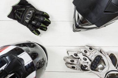 在白色木桌子上放置摩托車騎手配件的看法