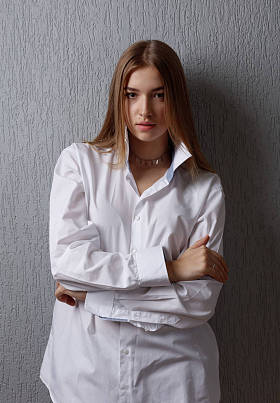 穿着白衬衫的年轻漂亮女人.照片