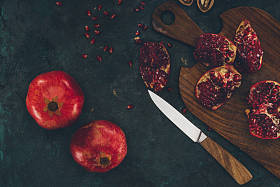 木板上的石榴刀图片