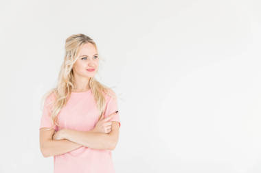 微笑交叉雙臂的女人