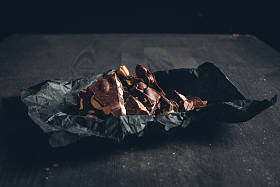 黑巧克力果仁片图片