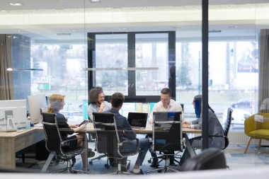 啟動業(yè)務團隊在會議在現(xiàn)代辦公大