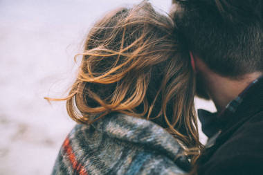 一對夫婦站在臉頰的后方視圖圖片