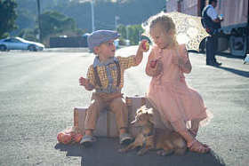 在老式火车站等待