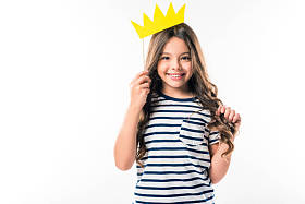 纸冠的孩子在棍子