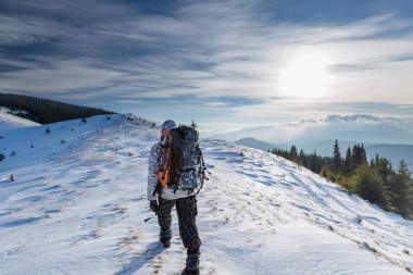 人是背包在冬天山圖片