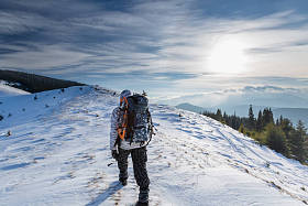 人是背包在冬天山图片