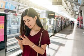 亚洲妇女使用智能手机