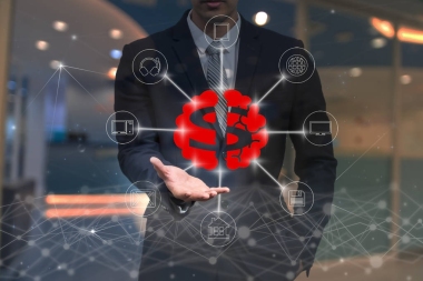 商人只手握住美元符號