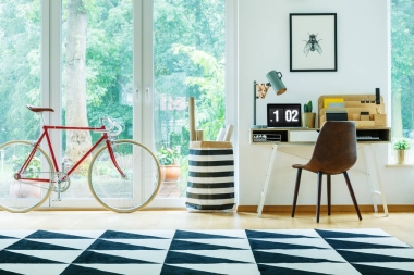 明亮的公寓与红色自行车图片