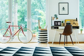 明亮的公寓与红色自行车图片