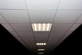 方形多孔板天花板和内置 Led 灯