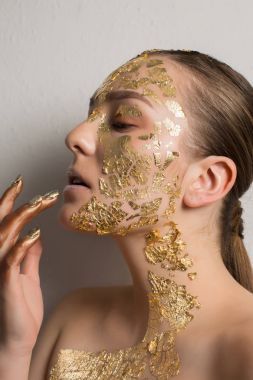 富有創(chuàng)意的年輕女性的時(shí)尚肖像