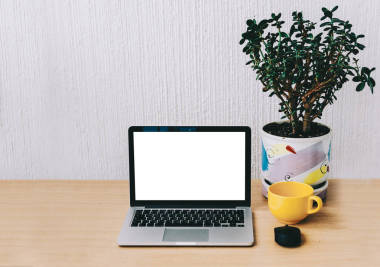 桌上的筆記本電腦圖片