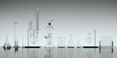 白色背景的玻璃化學(xué)實(shí)驗(yàn)室設(shè)備。3d 渲染