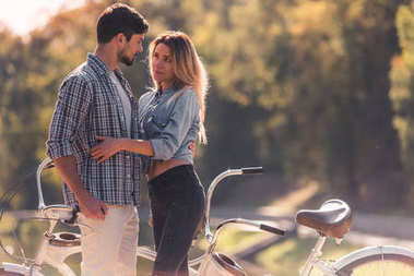 夫妇用一辆串联自行车